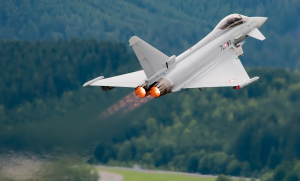 „Eurofighter Typhoon w Zeltweg 2011“ von Marek Olszewski - Eigenes Werk. Lizenziert unter CC BY-SA 3.0 über Wikimedia Commons - https://commons.wikimedia.org/wiki/File:Eurofighter_Typhoon_w_Zeltweg_2011.jpg#/media/File:Eurofighter_Typhoon_w_Zeltweg_2011.jpg „Eurofighter Typhoon w Zeltweg 2011“ von Marek Olszewski - Eigenes Werk. Lizenziert unter CC BY-SA 3.0 über Wikimedia Commons - https://commons.wikimedia.org/wiki/File:Eurofighter_Typhoon_w_Zeltweg_2011.jpg#/media/File:Eurofighter_Typhoon_w_Zeltweg_2011.jpg