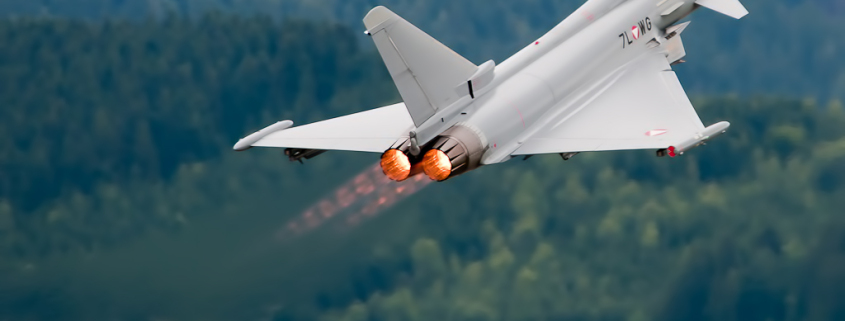 „Eurofighter Typhoon w Zeltweg 2011“ von Marek Olszewski - Eigenes Werk. Lizenziert unter CC BY-SA 3.0 über Wikimedia Commons - https://commons.wikimedia.org/wiki/File:Eurofighter_Typhoon_w_Zeltweg_2011.jpg#/media/File:Eurofighter_Typhoon_w_Zeltweg_2011.jpg