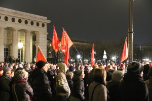 „Wien - Demo gegen Akademikerball, Heldenplatz“ von Bwag - Eigenes Werk. Lizenziert unter CC BY-SA 3.0 at über Wikimedia Commons - https://commons.wikimedia.org/wiki/File:Wien_-_Demo_gegen_Akademikerball,_Heldenplatz.JPG#/media/File:Wien_-_Demo_gegen_Akademikerball,_Heldenplatz.JPG „Wien - Demo gegen Akademikerball, Heldenplatz“ von Bwag - Eigenes Werk. Lizenziert unter CC BY-SA 3.0 at über Wikimedia Commons - https://commons.wikimedia.org/wiki/File:Wien_-_Demo_gegen_Akademikerball,_Heldenplatz.JPG#/media/File:Wien_-_Demo_gegen_Akademikerball,_Heldenplatz.JPG