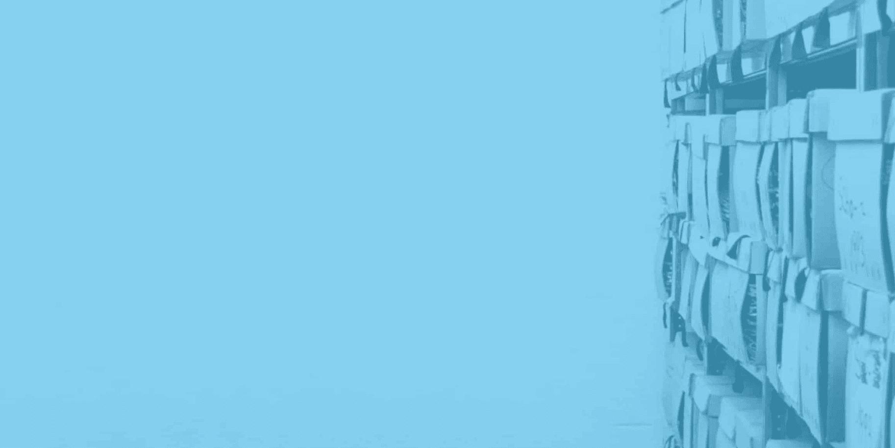 Eine Reihe gestapelter Aktenkartons