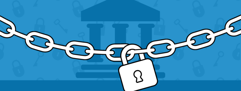 Eine Kette mit Vorhängeschloss hängt vor einem Amtsgebäude